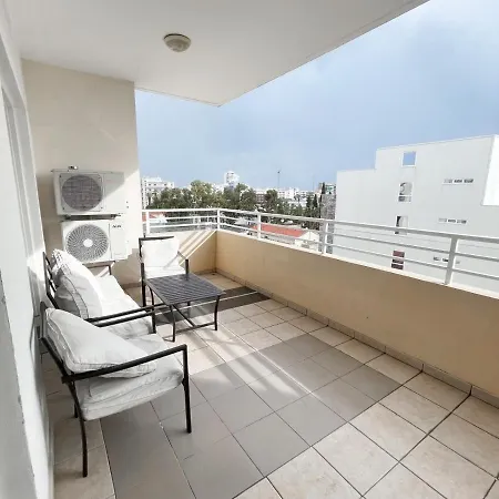 Capella, لارنكا